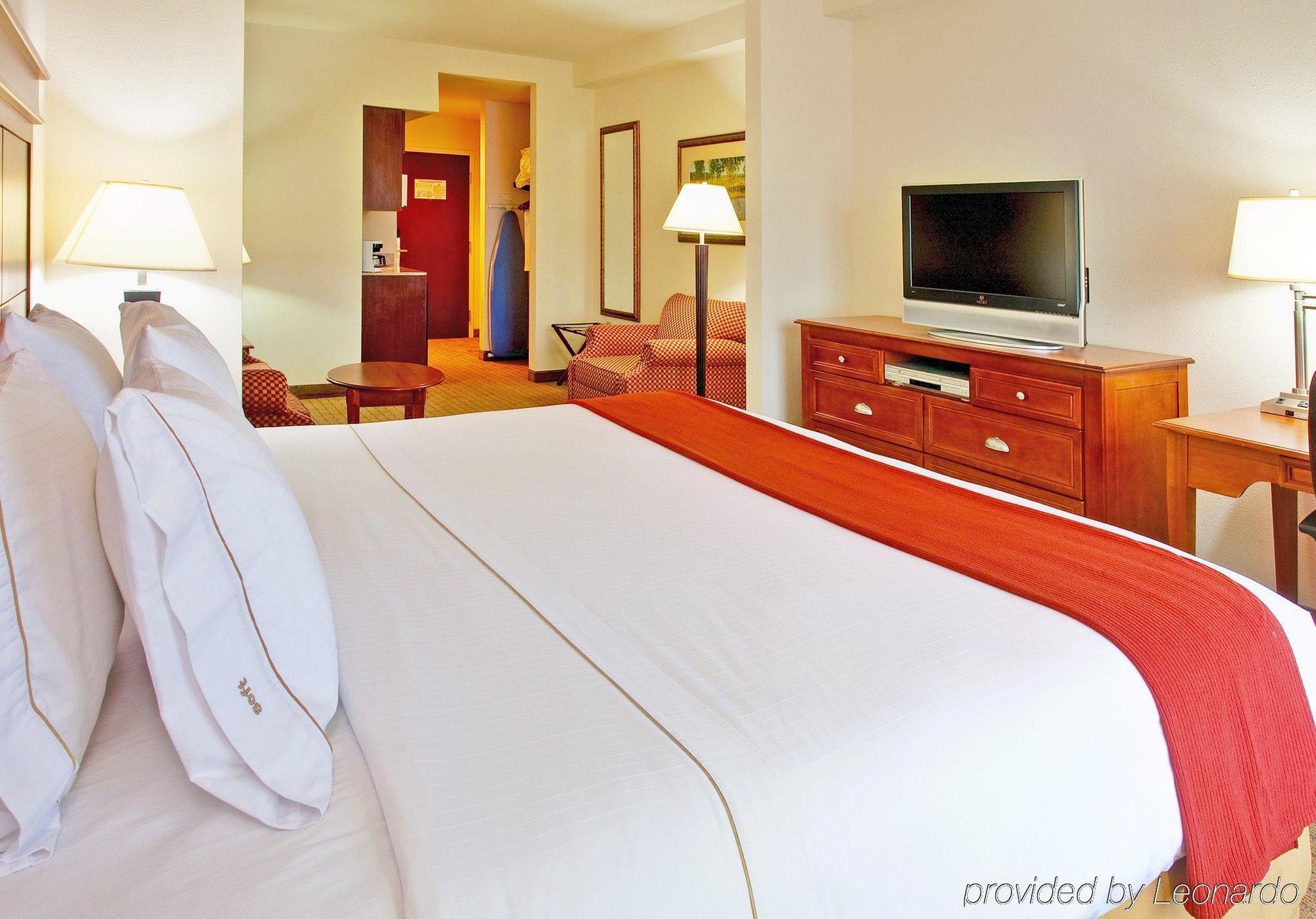 Holiday Inn Express & Suites Dyersburg By Ihg חדר תמונה